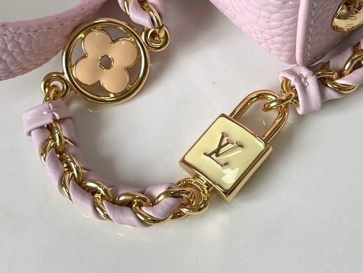 春夏特惠💰1650 渠道级LV te级LV 中号 新品 M23951/M48865芭蕾粉花卉挂锁款 本款Capucines 手袋 商品图6