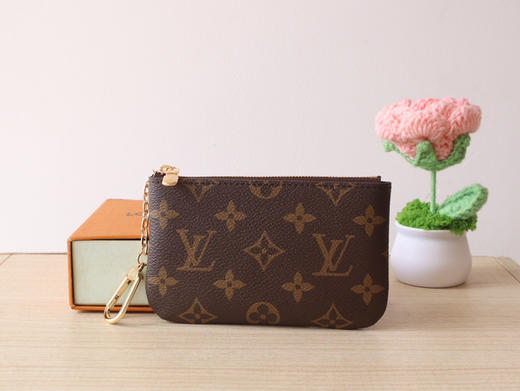 春夏特惠💰340 原单LV M13559实拍 诞生于 1984 年的 Pochette Clés 系列推出小号钥匙零钱包 商品图1