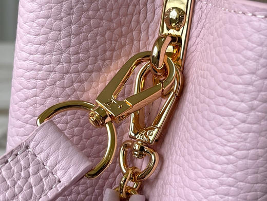 春夏特惠💰1650 渠道级LV te级LV 中号 新品 M23951/M48865芭蕾粉花卉挂锁款 本款Capucines 手袋 商品图5