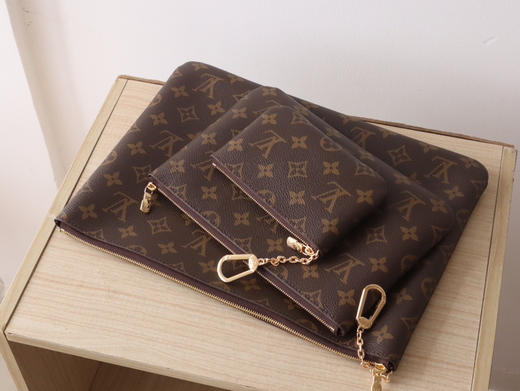 春夏特惠💰340 原单LV M13559实拍 诞生于 1984 年的 Pochette Clés 系列推出小号钥匙零钱包 商品图8