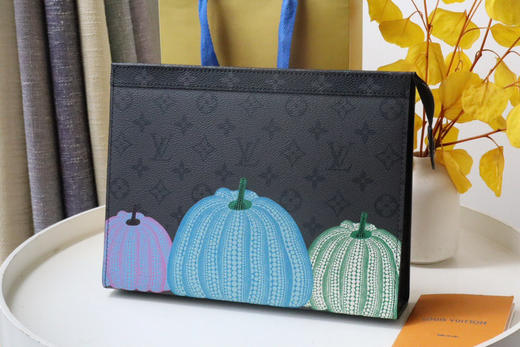 春夏特惠💰540 原单LV 手包m81973 南瓜 LV x YK Pochette Voyage 手拿包 商品图1