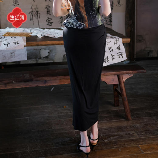 【多件多折】逸红颜《曼妩璇》26年夏新抽褶斜交叠开衩弹力亮丝醋酸针织半裙女 商品图4