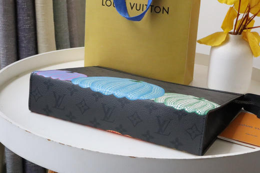 春夏特惠💰540 原单LV 手包m81973 南瓜 LV x YK Pochette Voyage 手拿包 商品图4