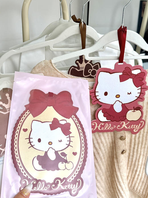 绽家6.18大促！【绽家&Hello Kitty联名联名精油香薰片】30 天超长散香，留香稳、不刺鼻，三重去味，衣柜 / 车内 / 鞋柜 / 卫生间全场景可用   0609 商品图4