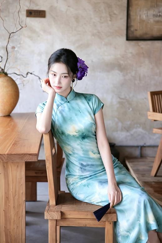 逸红颜明月优选 #「青漪」仿醋酸晕染小盖袖旗袍，蓝绿交融如烟雨入画，穿上便有清冷灵动感 商品图0