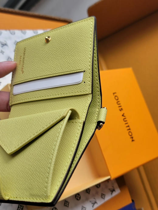 春夏特惠💰430 原单LV M14718绿色 本款 LV Charms 口袋钱夹 商品图6
