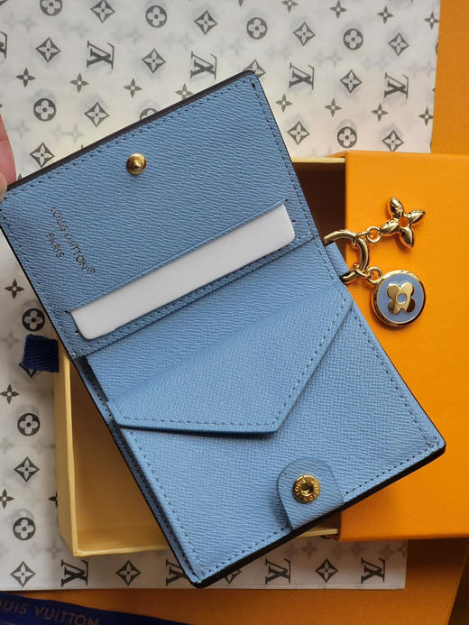 春夏特惠💰430 原单LV M14718浅蓝 本款 LV Charms 口袋钱夹 商品图4