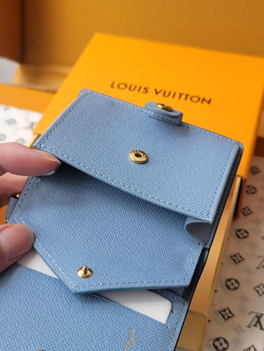 春夏特惠💰430 原单LV M14718浅蓝 本款 LV Charms 口袋钱夹 商品图8