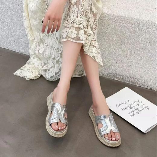 赵露思同款！【𝐏𝐥𝐚𝐭𝐁𝐚𝐬𝐞头层牛皮H凉拖鞋】懒人夏天不能没有拖鞋，凉快又自在 日常出行方便省心，草编元素自带清新慵懒气息 去度假穿绝绝子   0615 商品图1