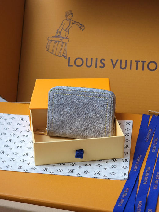 春夏特惠💰370 原单LV M14227灰丹宁牛仔 芯片版 单拉链钱包系列 Zippy零钱包 这款拉链零钱包 商品图0