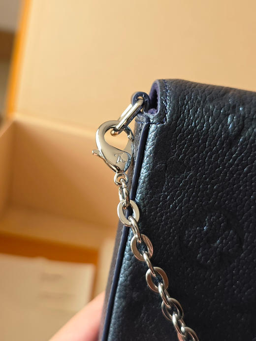 春夏特惠💰580 原单LV 【头层牛皮】M27048珠光蓝 全皮压花链条包三件套 Pochette Félicie 手袋 商品图5