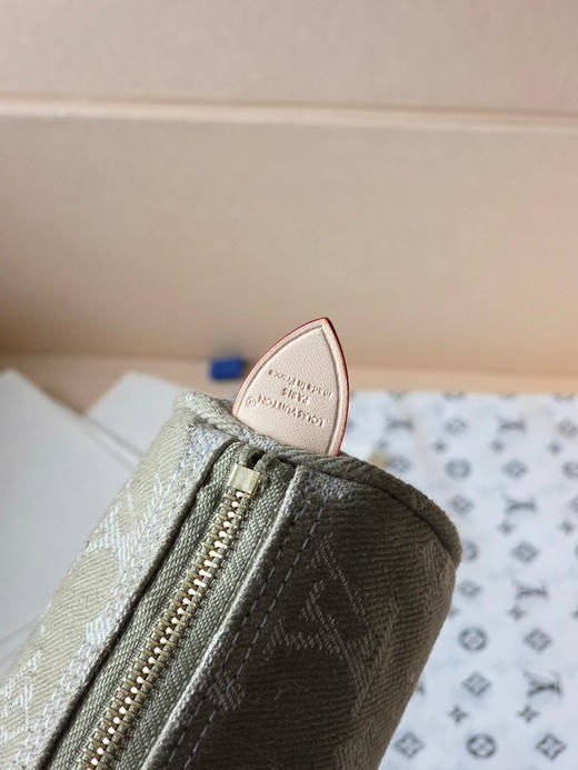 春夏特惠💰360 原单LV 新升级/版型更好更立体 M27605牛仔布 Speedy 系列呈献本款 Trousse 中号丹宁布钱夹 商品图4