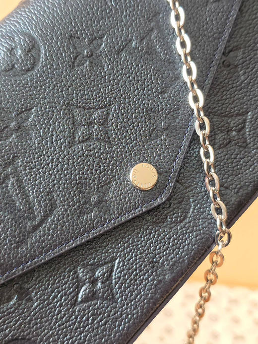 春夏特惠💰580 原单LV 【头层牛皮】M27048珠光蓝 全皮压花链条包三件套 Pochette Félicie 手袋 商品图2