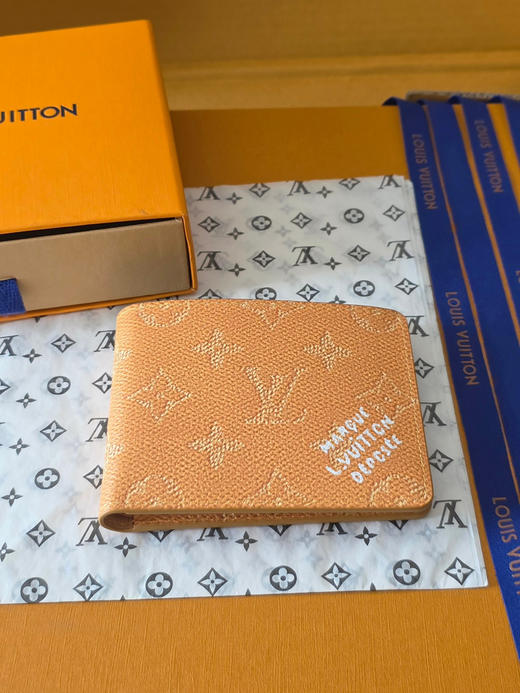 春夏特惠💰340 原单LV Siender短夹钱包M26838 橙色 /M26837蓝色！M26846玫红！M26839绿色！M26840杏白 属于对折式收纳款 商品图2