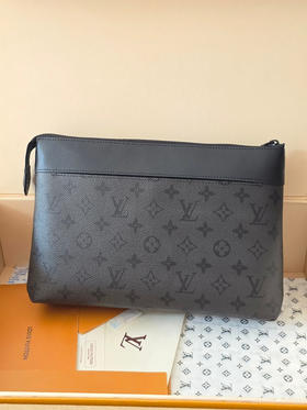 春夏特惠💰480 原单LV M26741手包 采用标志性的 Monogram Eclipse 涂层帆布