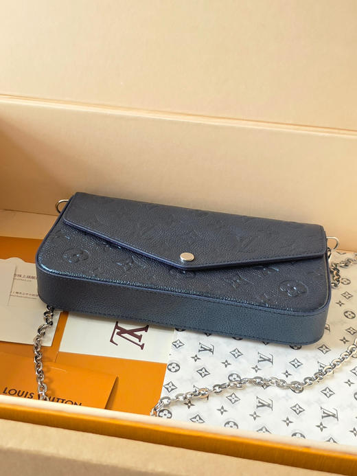 春夏特惠💰580 原单LV 【头层牛皮】M27048珠光蓝 全皮压花链条包三件套 Pochette Félicie 手袋 商品图3