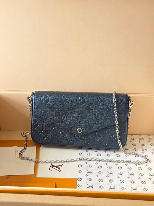 春夏特惠💰580 原单LV 【头层牛皮】M27048珠光蓝 全皮压花链条包三件套 Pochette Félicie 手袋 商品图0