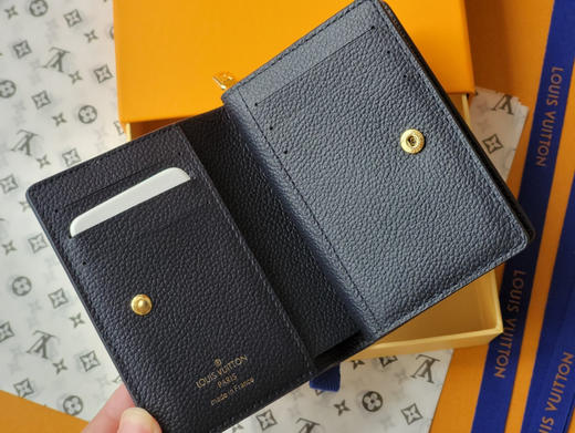 春夏特惠💰480 原单LV M83362 丝印蓝 头层 突出压花加工的Monogram图案 商品图3
