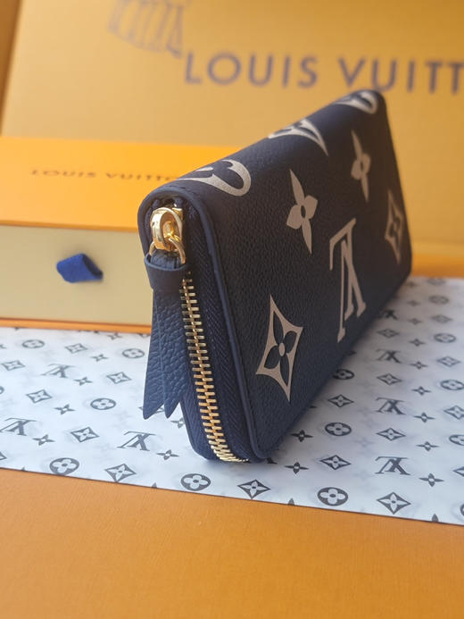 春夏特惠💰500 原单LV M83594 丝印深蓝色 头层 优雅的Clémence钱包 商品图3
