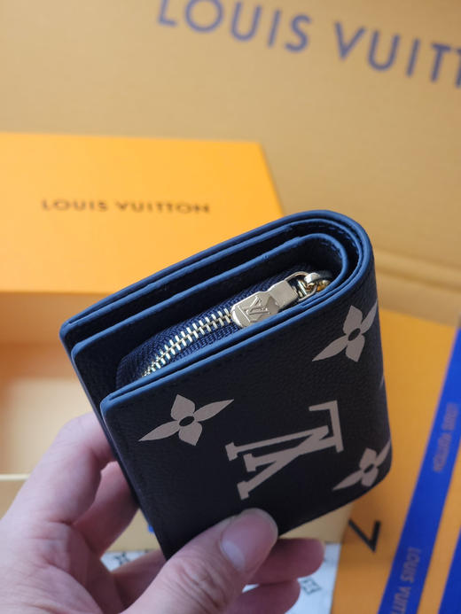 春夏特惠💰480 原单LV M83362 丝印蓝 头层 突出压花加工的Monogram图案 商品图2