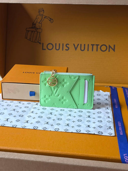 春夏特惠💰360 原单LV M27668草绿 全皮压花卡包钱包 Card Case Porto Cult Romy 钱夹 作为“彩虹”系列 商品图0
