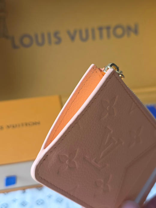 春夏特惠💰360 原单LV M27767深粉 全皮压花卡包钱包 Card Case Porto Cult Romy 钱夹 作为“彩虹”系列 商品图4
