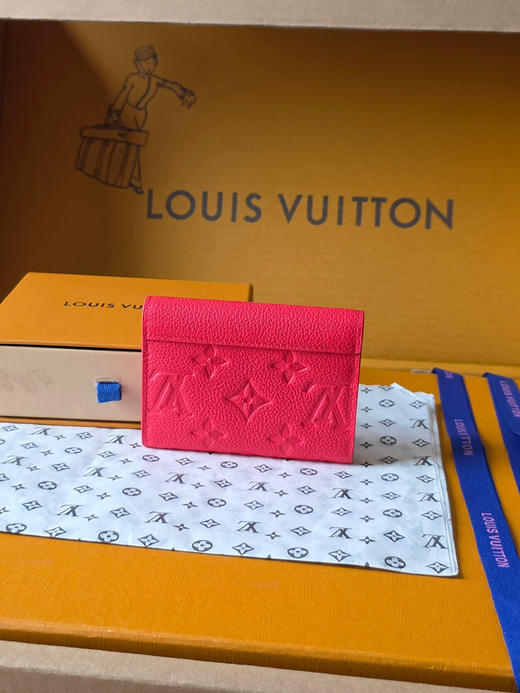 春夏特惠💰370 原单LV M27481 红 全皮压花零钱包 PORTUMONE ROSALI 钱夹 商品图1