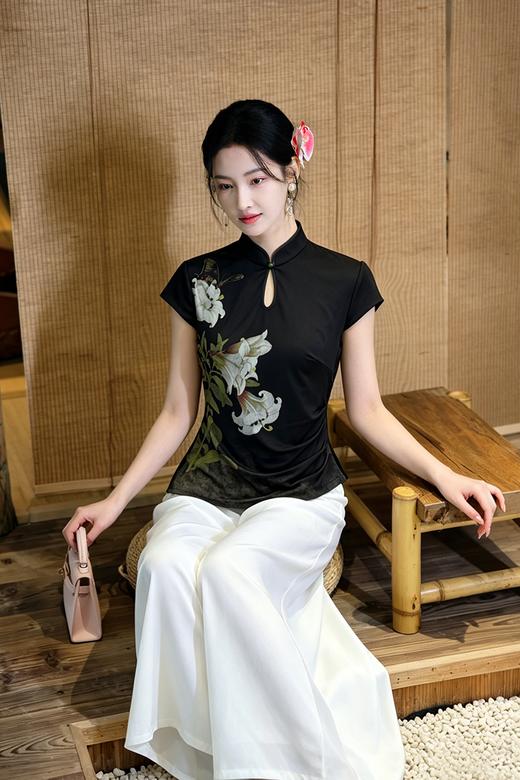 逸红颜明月优选 #「栖蝶影」新中式上衣，蝶栖百合留白定位印花，立体叠褶收腰剪裁，日常小众不撞款 商品图2