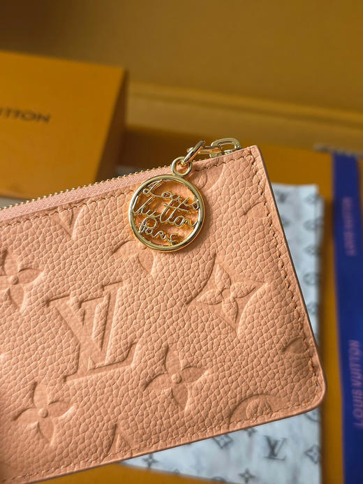 春夏特惠💰360 原单LV M27767深粉 全皮压花卡包钱包 Card Case Porto Cult Romy 钱夹 作为“彩虹”系列 商品图5