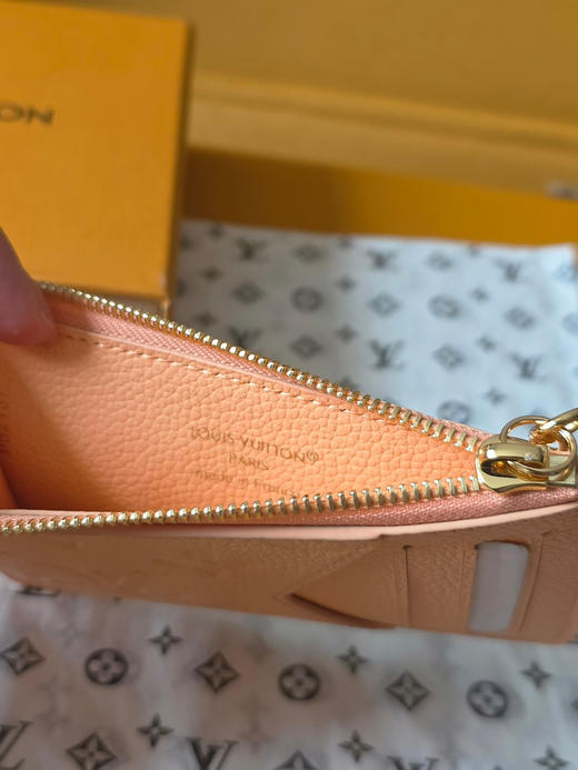 春夏特惠💰360 原单LV M27767深粉 全皮压花卡包钱包 Card Case Porto Cult Romy 钱夹 作为“彩虹”系列 商品图6