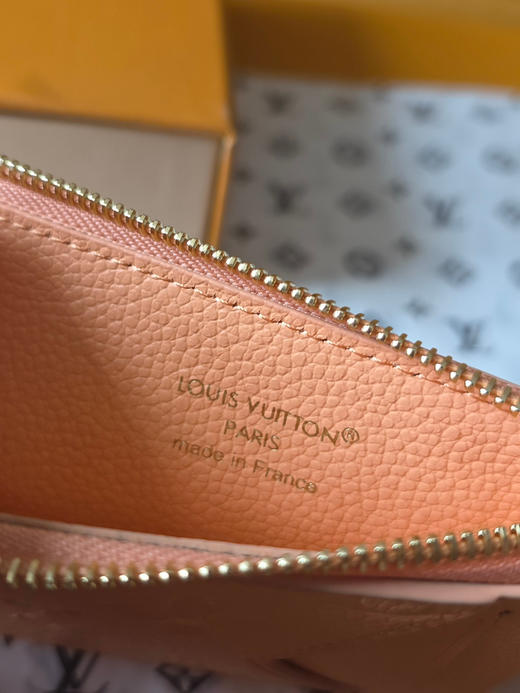 春夏特惠💰360 原单LV M27767深粉 全皮压花卡包钱包 Card Case Porto Cult Romy 钱夹 作为“彩虹”系列 商品图7