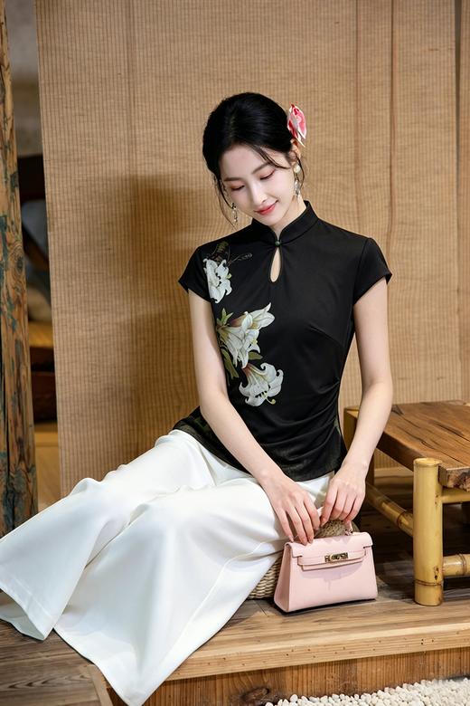 逸红颜明月优选 #「栖蝶影」新中式上衣，蝶栖百合留白定位印花，立体叠褶收腰剪裁，日常小众不撞款 商品图5