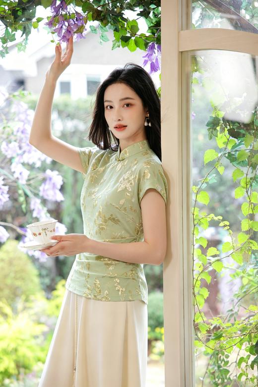 逸红颜明月优选 #「青棠」芽绿植绒烧花新中式上衣，侧边褶皱收腰显瘦，温婉国风 商品图2