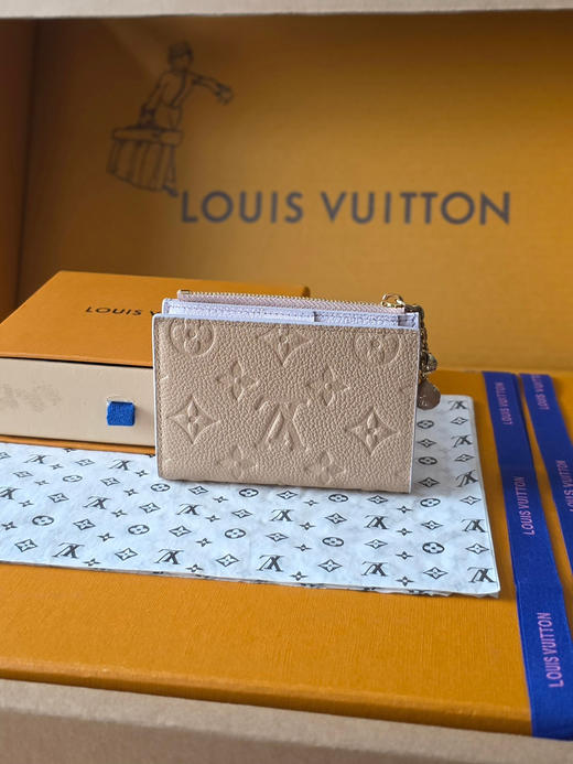 春夏特惠💰400 原单LV M28980 Lisa钱包 尺寸:9 x 11.5 x 1.5 cm 商品图1