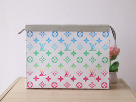 春夏特惠💰470 原单LV 手包M13907实拍 此款小巧而时髦Pochette Voyage中号手包