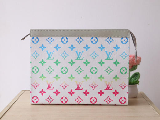春夏特惠💰470 原单LV 手包M13907实拍 此款小巧而时髦Pochette Voyage中号手包 商品图0