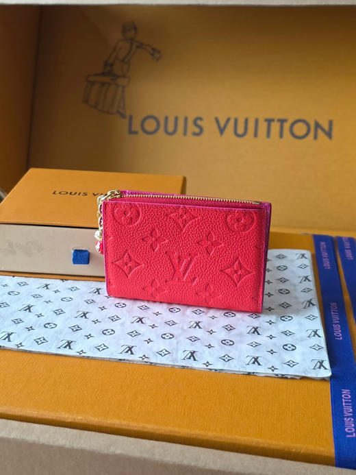 春夏特惠💰400 原单LV M28981红 Lisa钱包 尺寸:9 x 11.5 x 1.5 cm 商品图0
