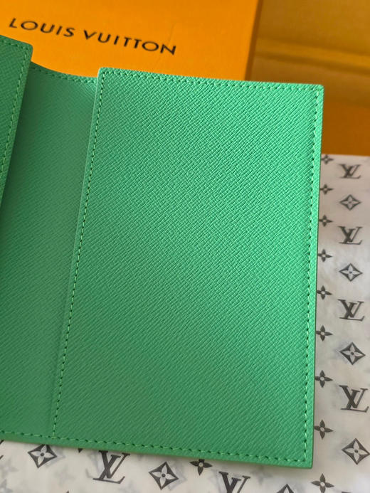 春夏特惠💰340 原单LV M28806 护照绿 护照套 商品图6