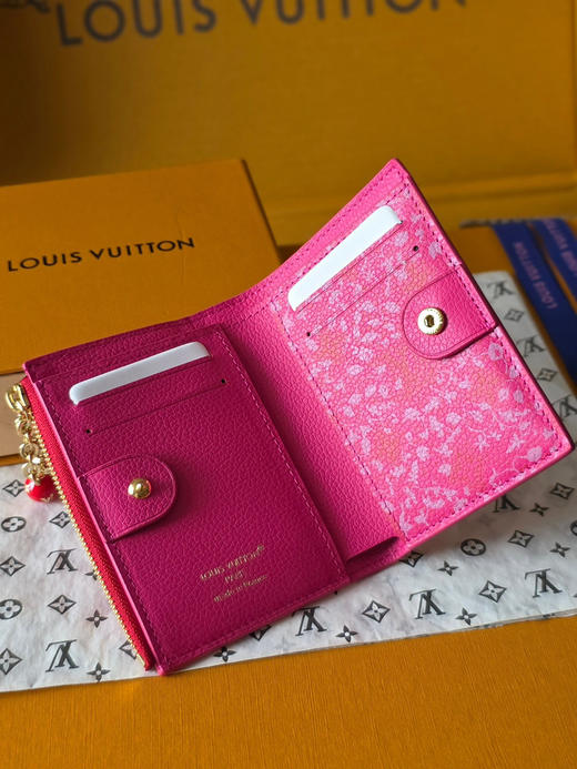 春夏特惠💰400 原单LV M28981红 Lisa钱包 尺寸:9 x 11.5 x 1.5 cm 商品图5