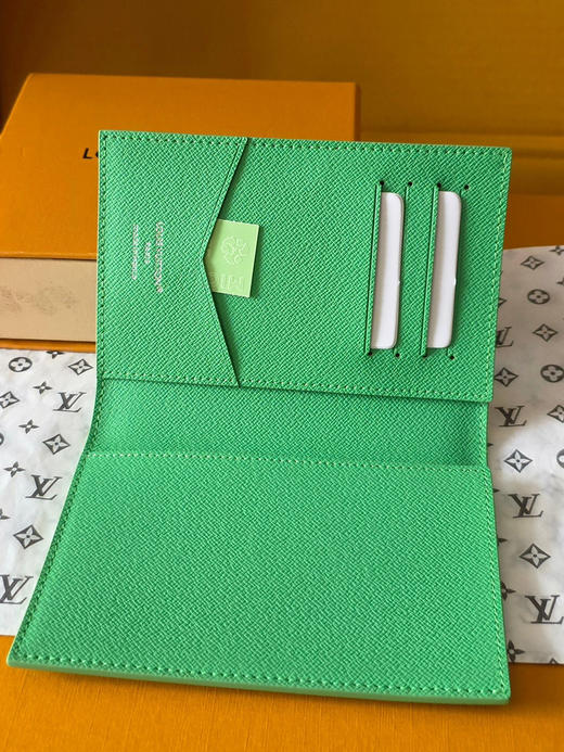春夏特惠💰340 原单LV M28806 护照绿 护照套 商品图4