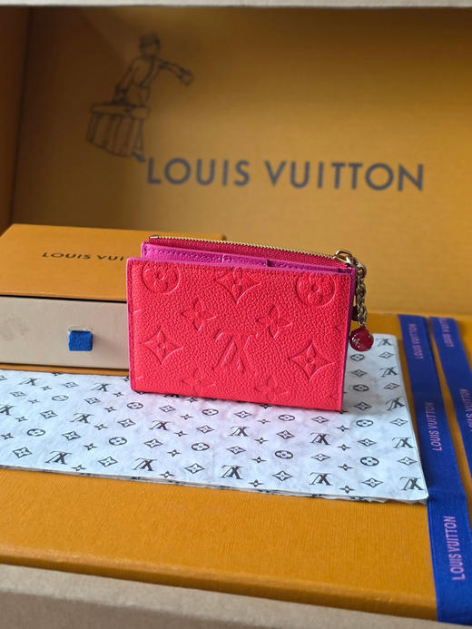 春夏特惠💰400 原单LV M28981红 Lisa钱包 尺寸:9 x 11.5 x 1.5 cm 商品图1