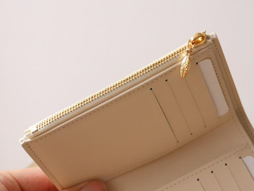 春夏特惠💰550 原单LV M82835白 兼具风格和实用性的“Portefeuille Capsine Compact”。全粒柔软的三角皮革打造的小钱包 商品图7