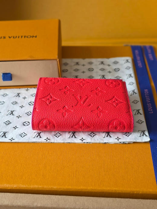 春夏特惠💰400 原单LV M28981红 Lisa钱包 尺寸:9 x 11.5 x 1.5 cm 商品图2