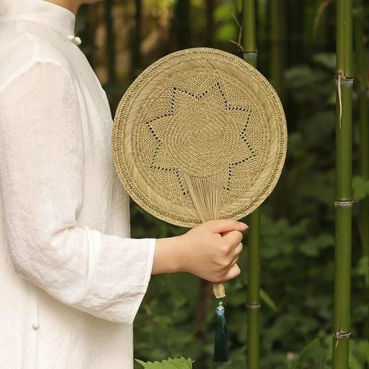 非遗岭根草编蒲扇团扇 | 40年以上编制经验的匠人之手，传统手艺精工手编，凉风拂面，带着浦草的清新气味～ 商品图2