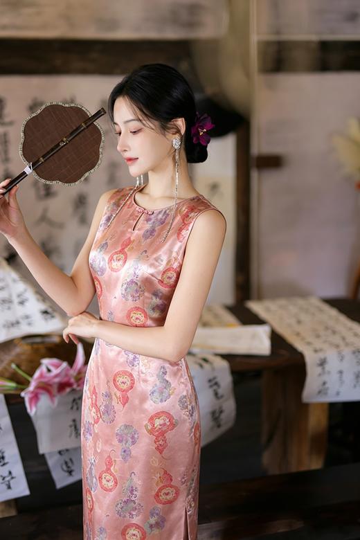【多件多折】逸红颜明月优选 #「福月桃」人丝提花金丝细闪圆领水滴领背心裙，藕粉底上福禄生花，轻俏中见祥瑞 商品图0