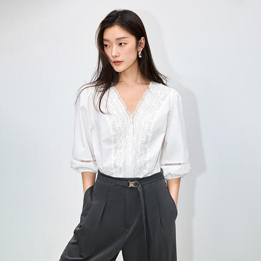 西遇白色V领蕾丝拼接七分泡泡袖衬衫女2026夏季新款镂空通勤衬衣SS060530 商品图1