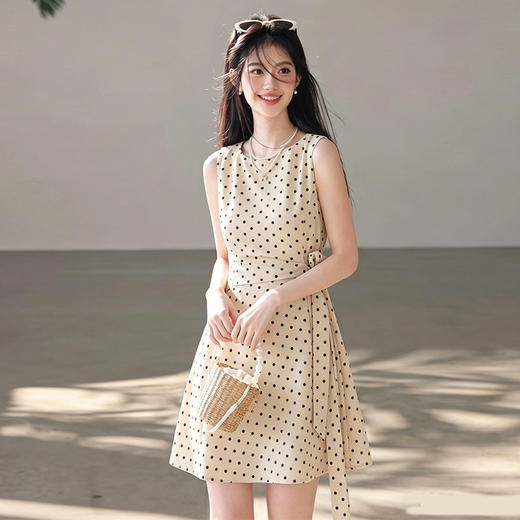 西遇波点无袖连衣裙女2026年夏季新款圆领侧边绑带收腰a字背心裙SS060523 商品图1