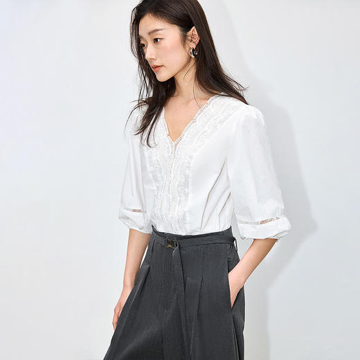西遇白色V领蕾丝拼接七分泡泡袖衬衫女2026夏季新款镂空通勤衬衣SS060530 商品图2