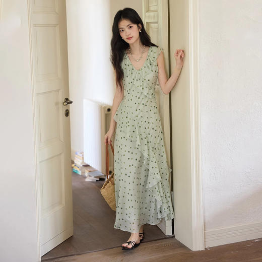 西遇复古浅绿色波点连衣裙女2026年夏季新款荷叶边v领无袖长裙SS060538 商品图2