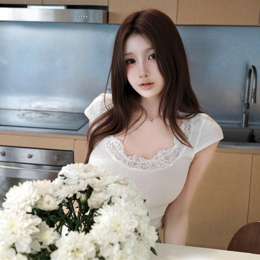 西遇蕾丝花边大领口短袖T恤女2026夏新款修身木耳边纯欲短款上衣SS060552 商品图1